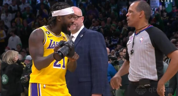 湖人球员帕特里克-贝弗利手持摄像机找到裁判表示质疑