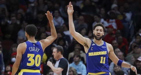勇士球员斯蒂芬-库里和克莱-汤普森