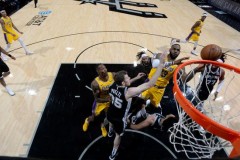 半场-湖人54-56马刺 詹姆斯13分波普压哨三分