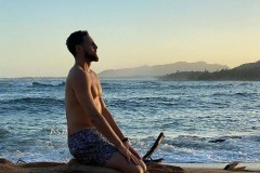 克莱晒坐沙滩放松照 配文远离喧嚣和清新空气是每日必需