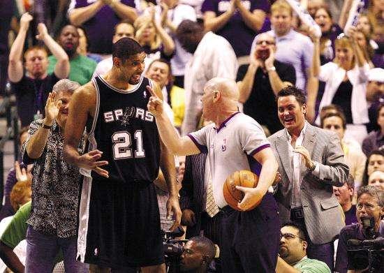 邓肯因笑被罚出场