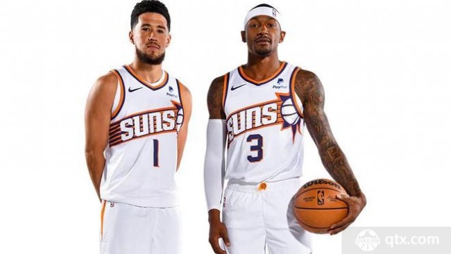 太阳球员德文·布克和布拉德利·比尔