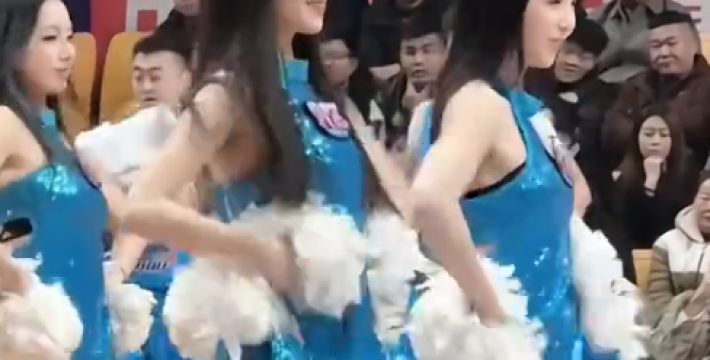 青春靓丽，江西男篮啦啦队