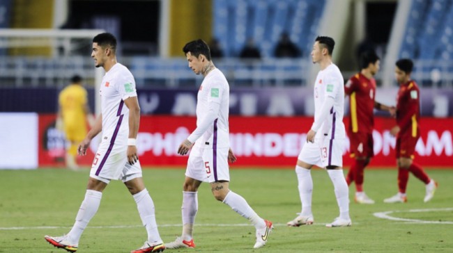 人民日报狠批国足