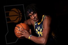 Woj追踪报道 中锋迈尔斯•特纳与步行者的续约合同还包含球队奖金