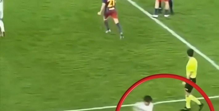 倒霉！西超杯不敌巴萨，居莱尔踢水瓶发泄自己摔倒