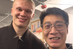 哈兰德在中餐馆用餐 与现场工作人员互动