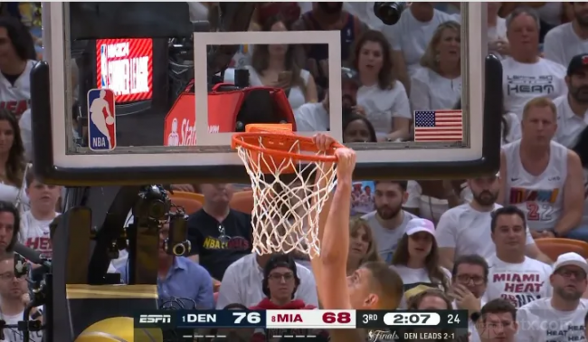 掘金球员尼古拉-约基奇维修篮筐