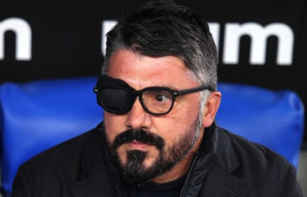 加图索佩戴眼罩