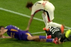 媒体人：韦世豪第二黄因忽视对方安全 球员未适应新规则