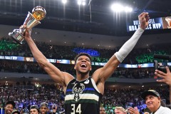 字母哥50分14个篮板 夺得总决赛FMVP