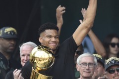 字母哥带NBA总冠军奖杯回希腊 将帮助希腊贫困举重运动员