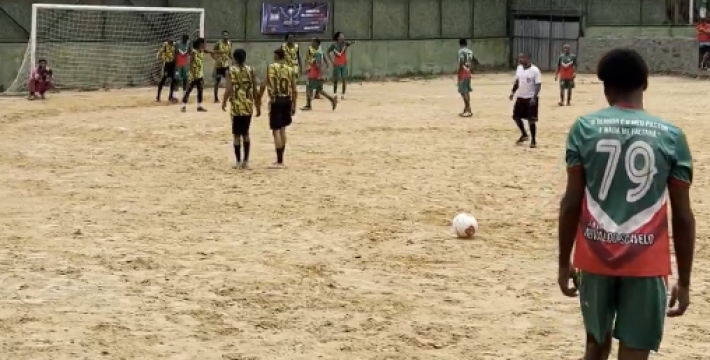 稀烂的场地挡不住纯粹的热爱