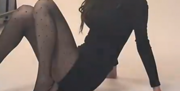 黑丝大长腿!杨政女友拍写真