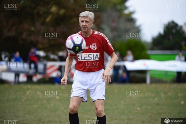 温格脱下西装穿球衣上场 十分精神