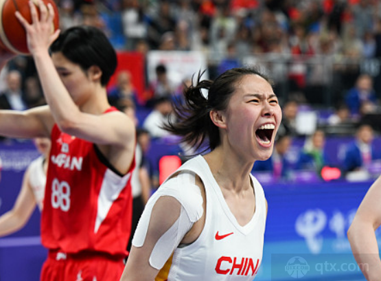 中国女篮球员王思雨完成准绝杀