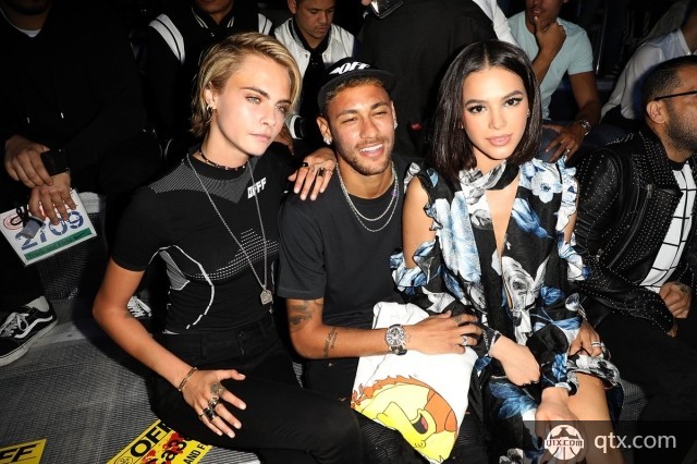 内马尔和阿尔维斯分别携女友和妻子出席巴黎时装周