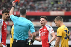 赖斯被红牌罚下惹球迷不满 主裁在安保人员护送下离开