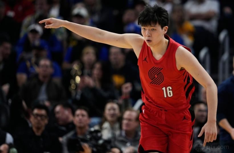 杨瀚森倒地抢球被顶到后脑