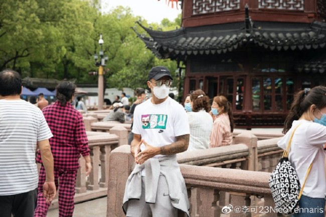 李可结束国足集训就地游玩上海