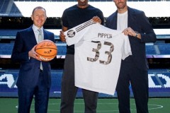 皮蓬获赠皇马33号球衣 公牛名宿造访伯纳乌