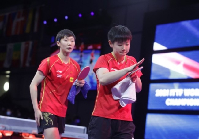 世乒赛国乒女双组孙颖莎与王曼昱