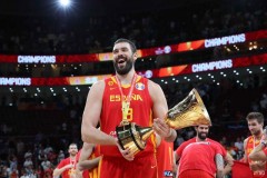 西班牙夺冠世界杯 小加索尔夺冠后球不撒手