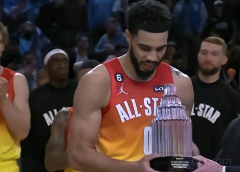 扬尼斯-阿德托昆博队球员杰森-塔图姆当选2022-2023赛季NBA全明星MVP