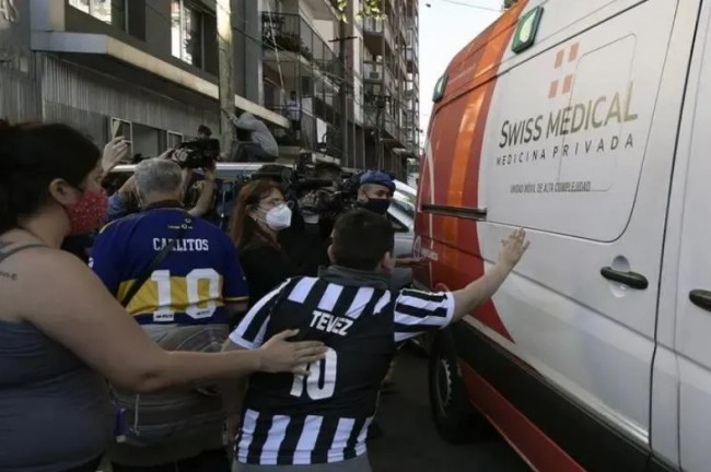 马拉多纳因病逝世