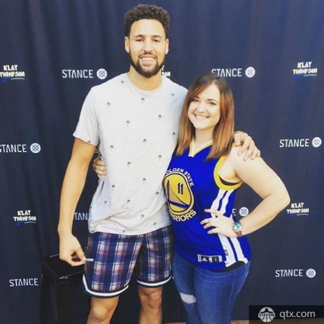 同性相斥异性相吸 克莱与男女球迷合影表情迥异