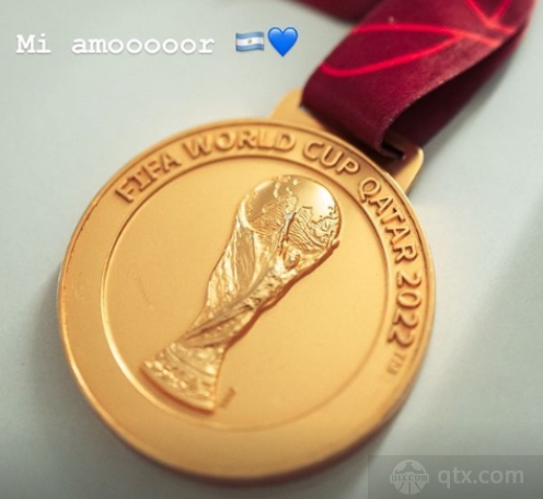 迪巴拉晒世界杯金牌