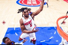 热火120-107轻取活塞 热火六人得分上双力擒活塞