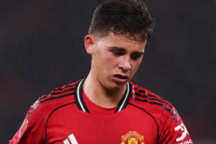 曼联小将莱西首秀染红 离场时球迷给予掌声