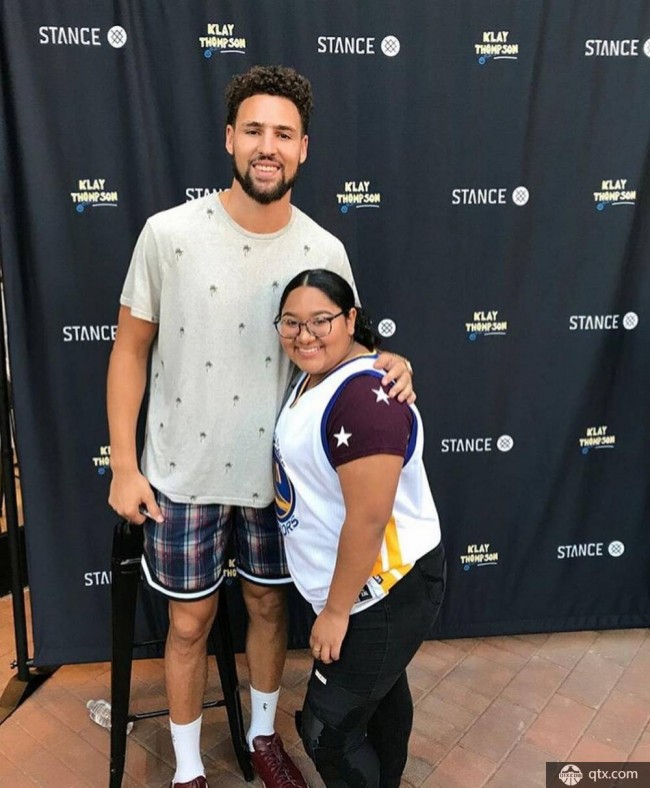 同性相斥异性相吸 克莱与男女球迷合影表情迥异