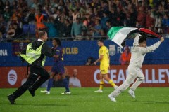 西甲球迷披巴勒斯坦国旗冲进球场 被安保人员带离