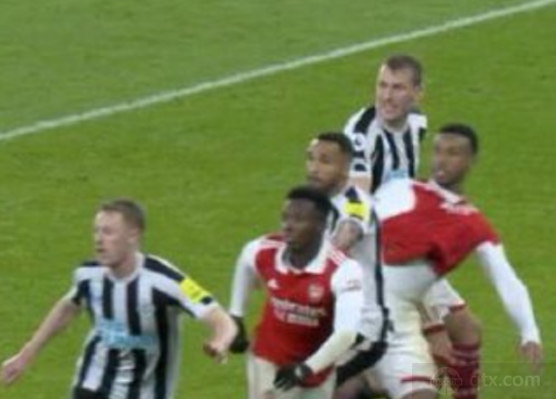 纽卡球员明显的犯规