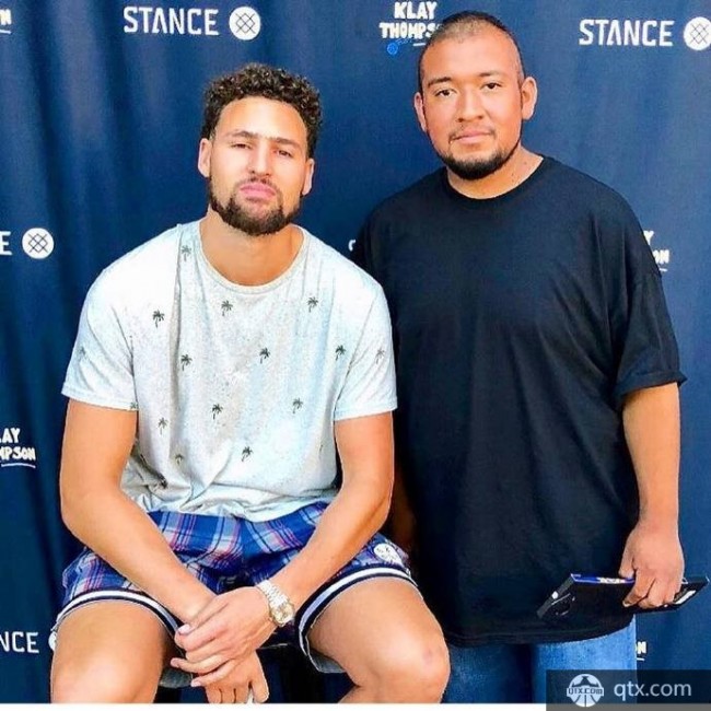 同性相斥异性相吸 克莱与男女球迷合影表情迥异