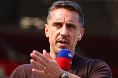 英格兰球迷辱骂内维尔 此前抨击白男引发争议