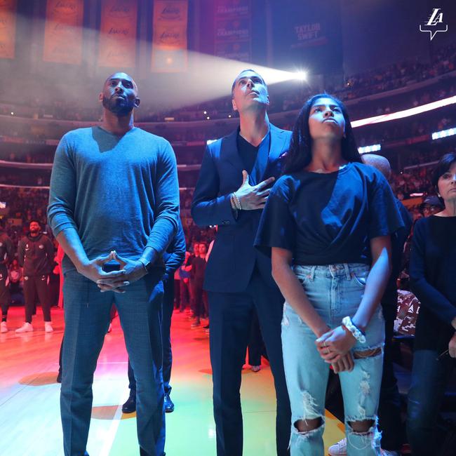 科比詹姆斯握手