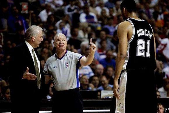 邓肯因笑被罚出场