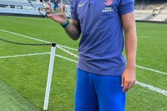 格列兹曼球场上晒梅西球星卡 格列兹曼在热身赛中进球