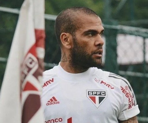 圣保罗与阿尔维斯解约