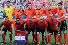 范佩西、罗本出席荷兰足协会议 获荷兰国家骑士勋章