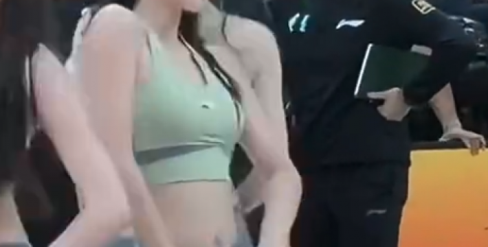 CBA最美风景线，辽宁啦啦队穿着瑜伽裤热舞