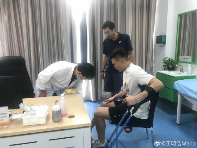 江苏苏宁门将张岩半月板撕裂