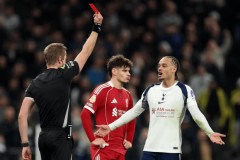 哈维·西蒙斯职业生涯首次被直红罚下 因蹬踏范戴克