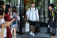 赵睿穿美国队外套引热议 时间不对 这么穿就显低情商