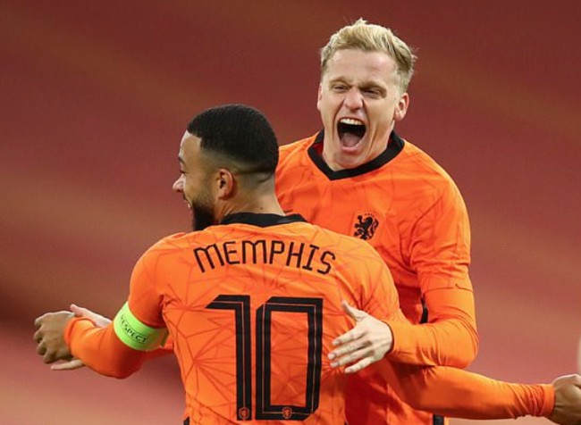 范德贝克在荷兰1-1西班牙的比赛中进球