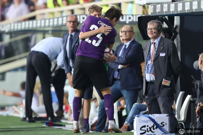 基耶萨进球后冲到场边拥抱弟弟