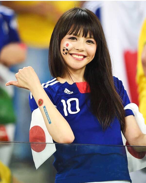 足坛赛场一道风景线-美女球迷助威的瞬间